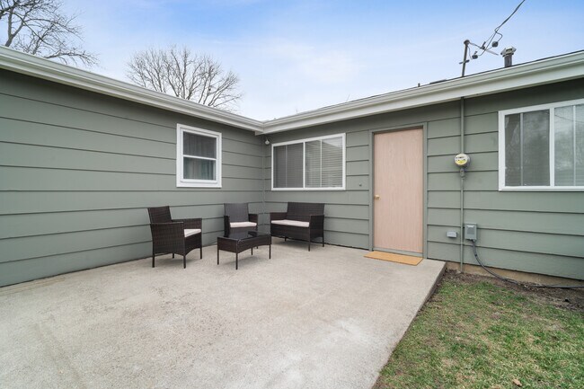 Building Photo - 1105 Julienne Dr