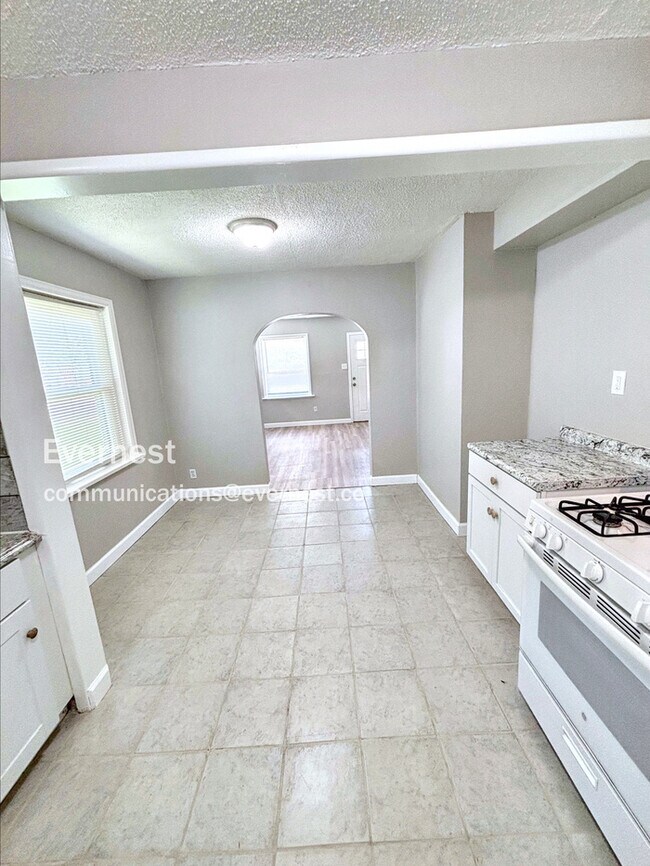 Building Photo - Updated 3 Bedroom Home in St Louis / Pet F...