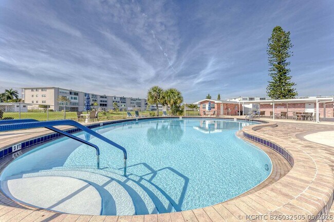 Building Photo - 3 Kingswood E