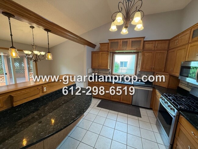 Building Photo - Maplewood House Available Now, Open Floor ...