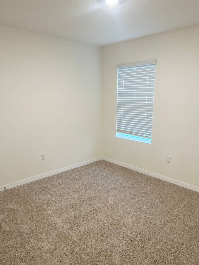 Building Photo - 4 BEDROOM 2 BATHROOM HOUSE FOR RENT