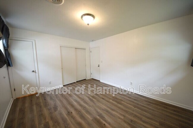 Building Photo - 823 Brentwood Dr