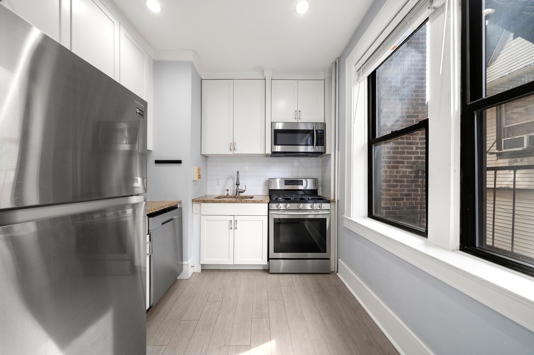 Building Photo - 553 Undercliff Ave