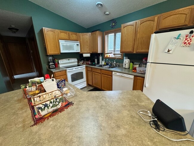 Building Photo - 2 Bedroom/ 2 Bathroom Home located in Tom'...
