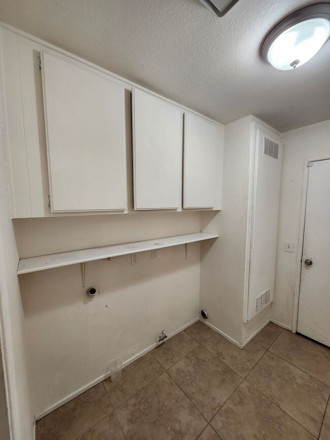 Building Photo - Charming Single-Story Home