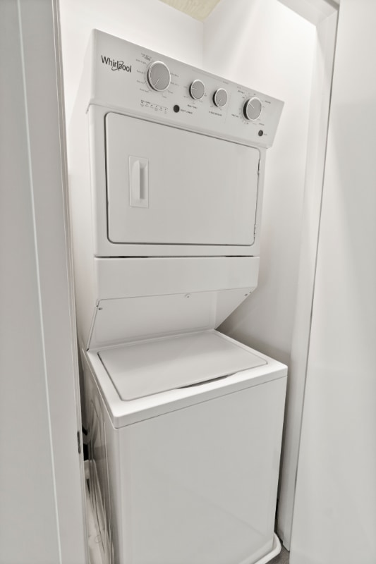 Building Photo - 1347 W Lake St