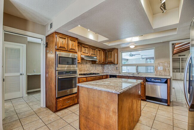 Building Photo - Stunning eastside rental in highly desirable area!