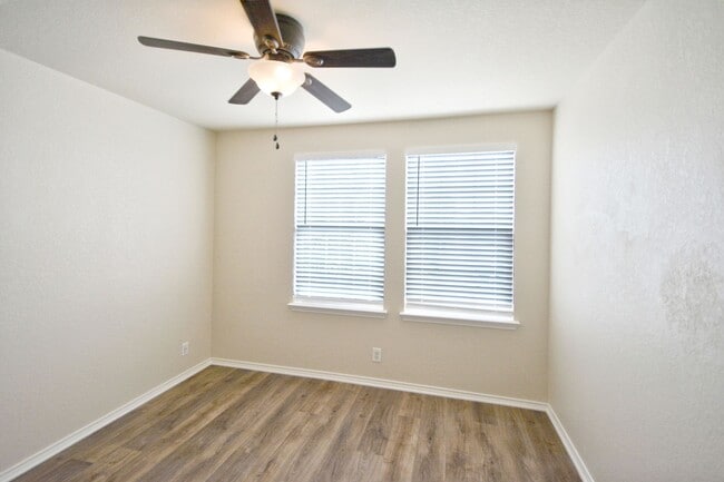 Building Photo - 2121 Sinclair Dr