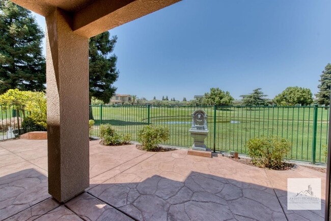 Building Photo - Beautiful 4 bedroom home on the Golf Course!