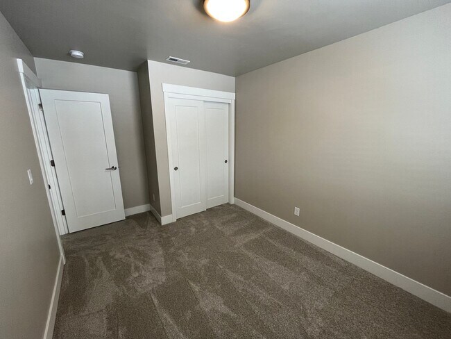 Building Photo - 3 Bed/2.5 Bath Townhome Built in 2023 in N...