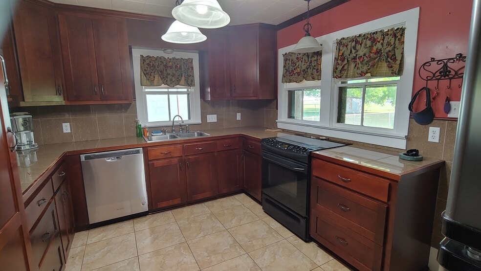 Kitchen, dishwasher, granite counter tops - 708 Vincent St