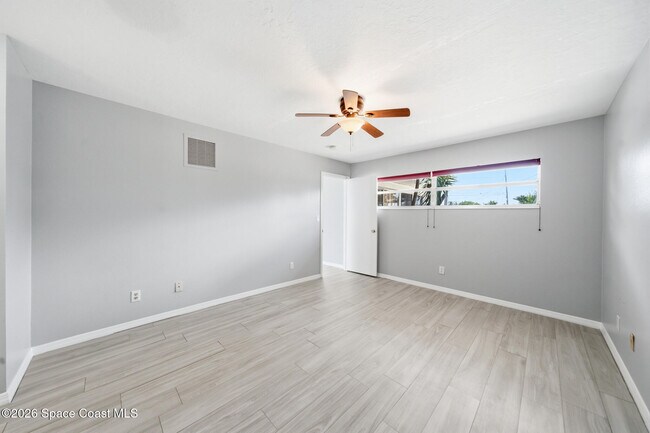 Building Photo - 1172 Bay Dr E