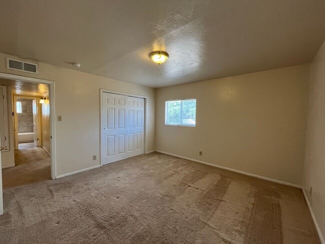 Building Photo - Cozy 2 Bedroom 1 Bathroom Home In The NE!