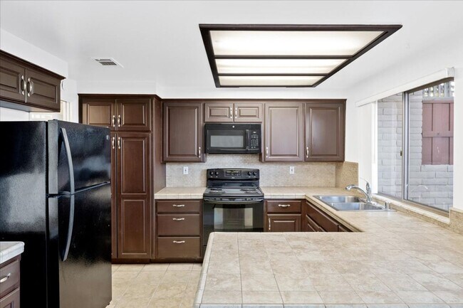 Building Photo - Escondido 2 bed 2.5 bath condo for lease