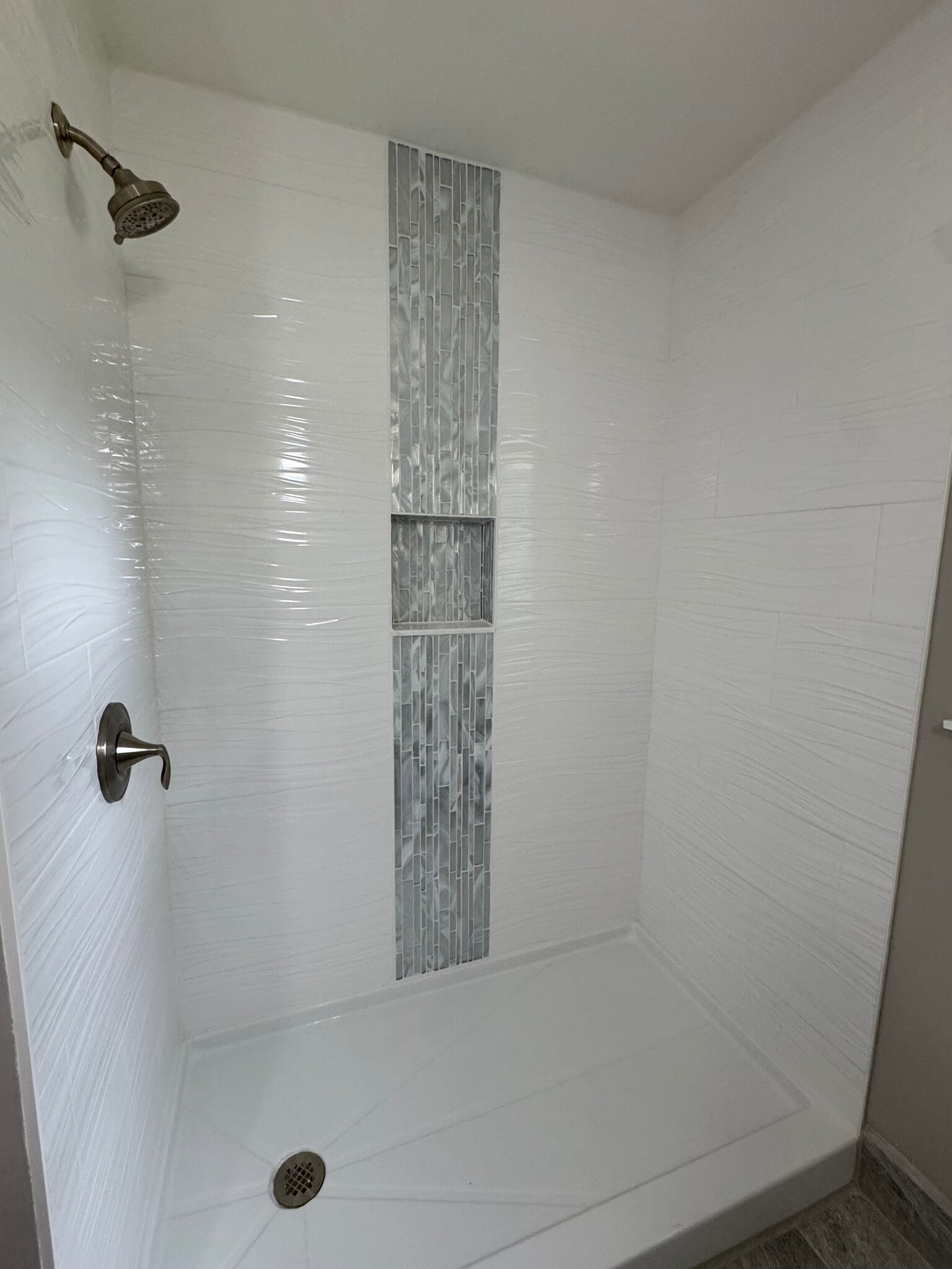 Main Bath Tile Inset - 5322 S Menard Dr