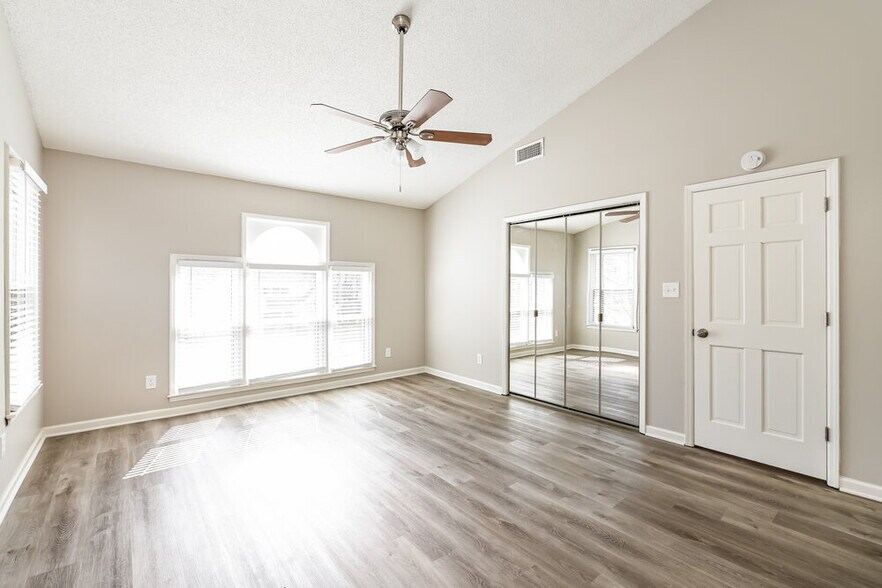 Building Photo - 4220 Pineset Dr