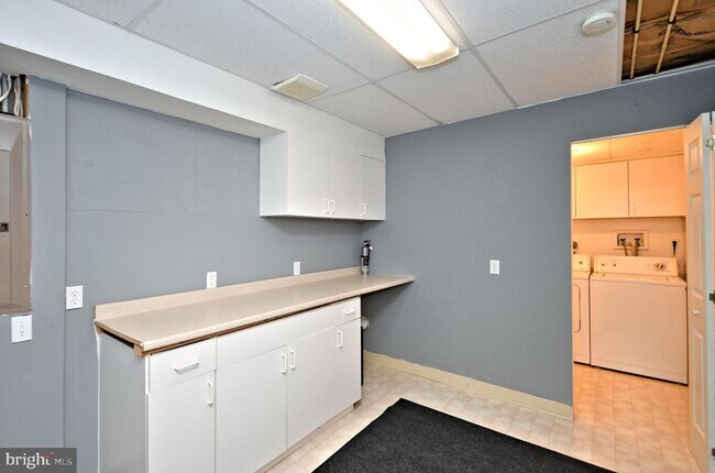 Building Photo - 3435 Westview Dr