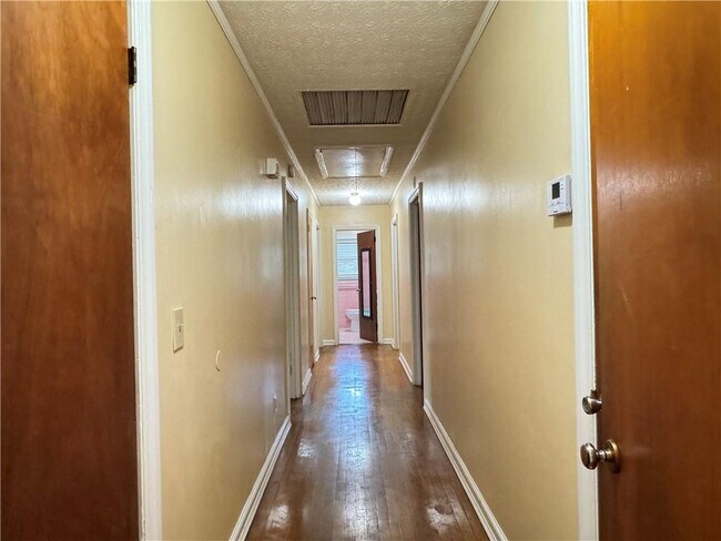 Building Photo - 222 Pineview Dr