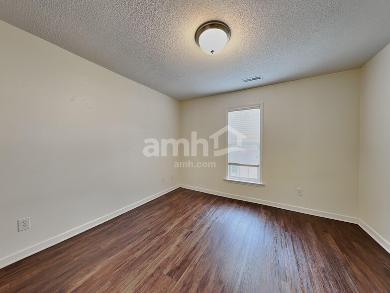 Building Photo - 115 Haven Grove Trl