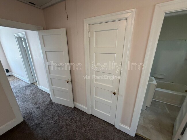 Building Photo - 218 S Vyne St