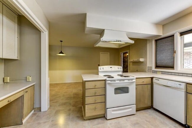 Building Photo - 4125 Apache Rd