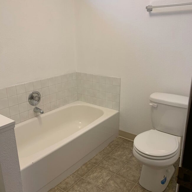 Building Photo - 919 S Garden Dr