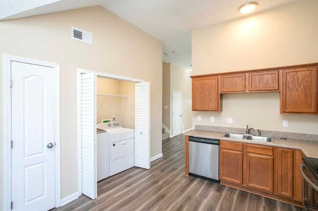 Building Photo - 3 Bed w/Bonus, Large Yard in Sought After Franklin Location!