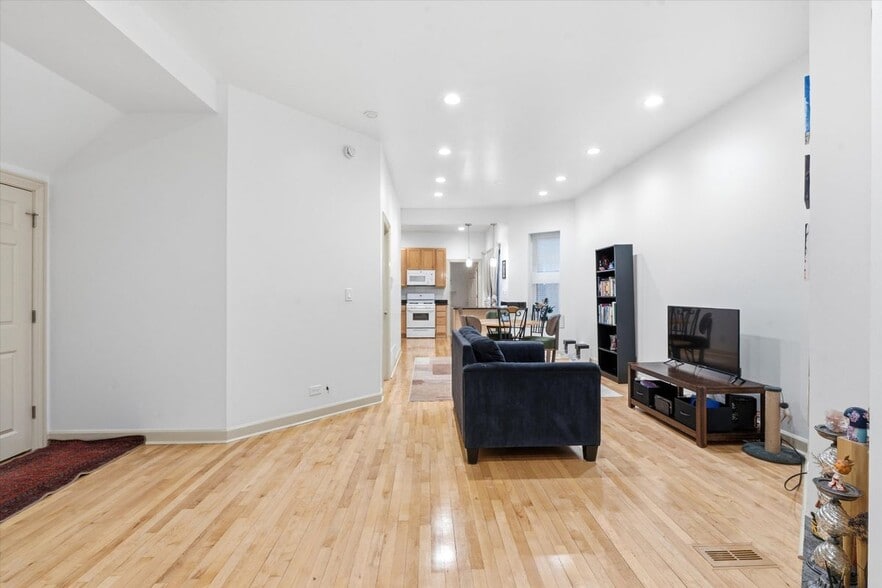 Building Photo - 5739 N Winthrop Ave