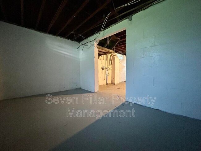 Building Photo - 339 S Napoleon Ave