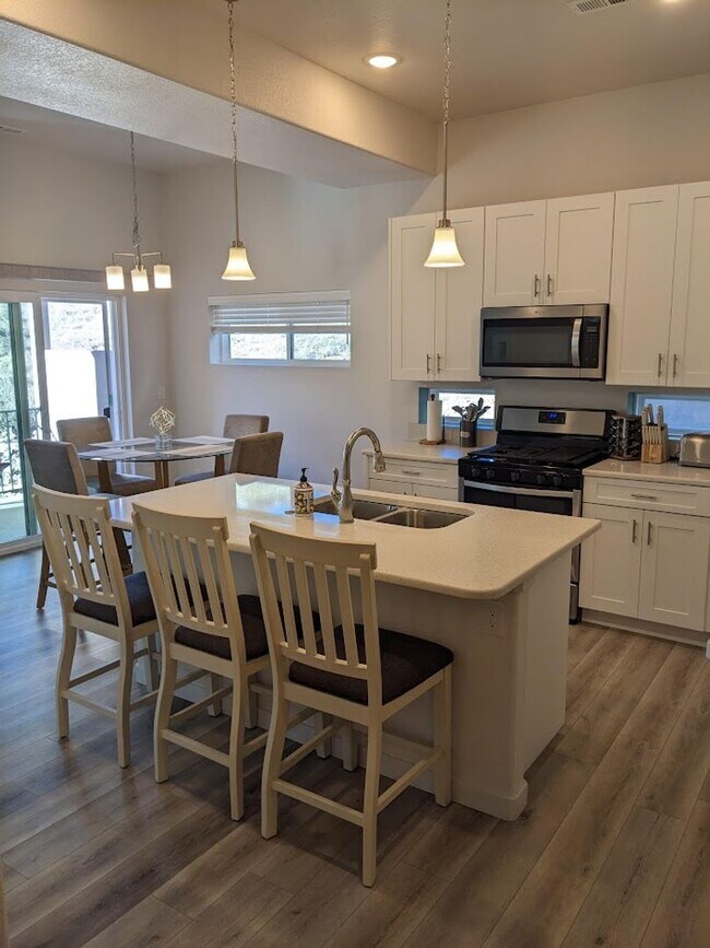 Building Photo - FULLY FURNISHED 3 Bed Luxury End Unit Townhome backs to Nature