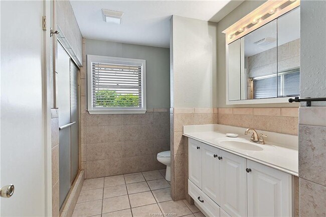 Building Photo - AUGUST PRE-LEASE!! 4 bed, 3 bath house on HUGE lot walking distance to Texas A&M!