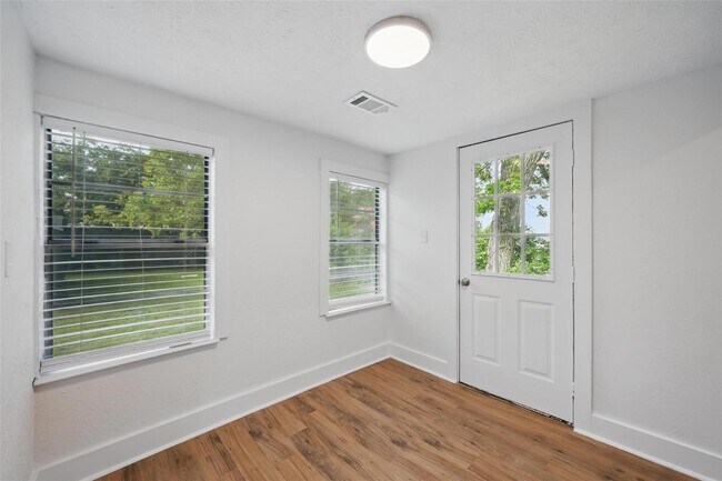 Building Photo - 908 E Houston St