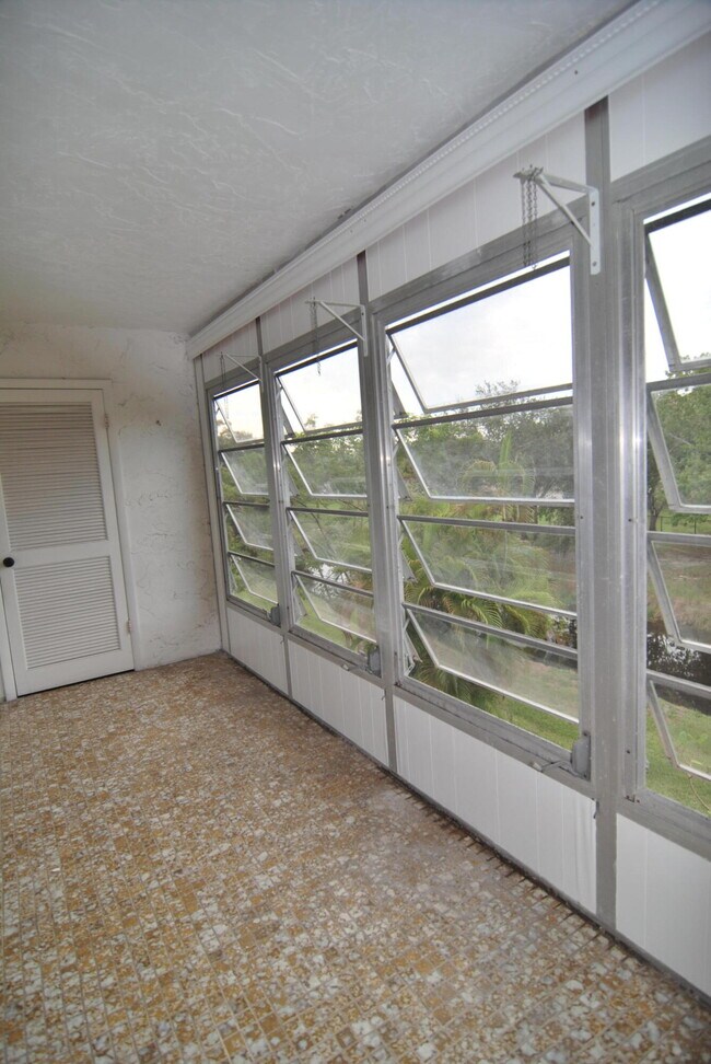 Building Photo - 729 Lori Dr