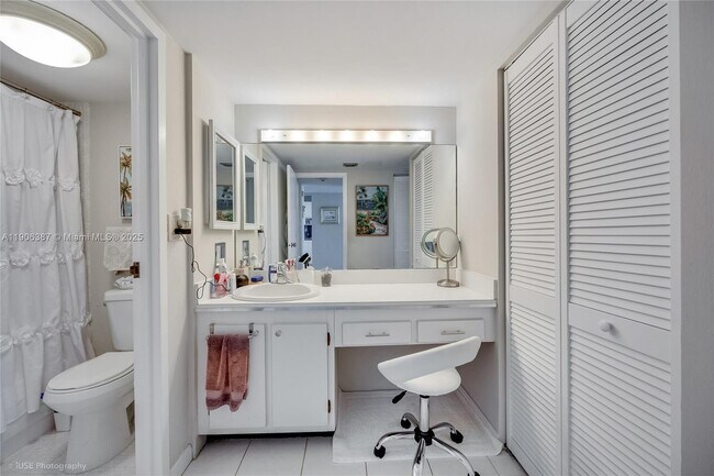 Building Photo - 100 Bayview Dr