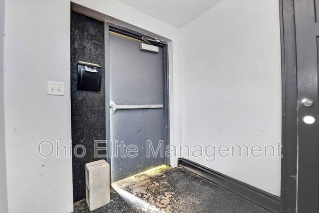Building Photo - 1094 Oakwood Ave