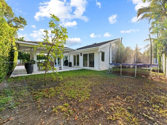 Building Photo - 10921 SW 116th Ave