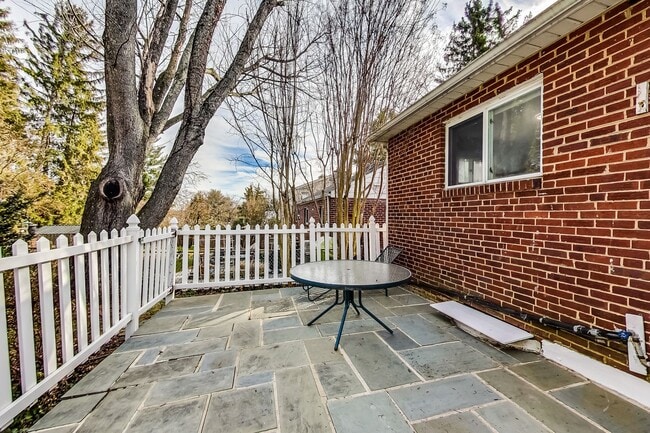 Building Photo - Spacious 3BR/2BA Rambler with Heated Sun-room and Slate Patio!