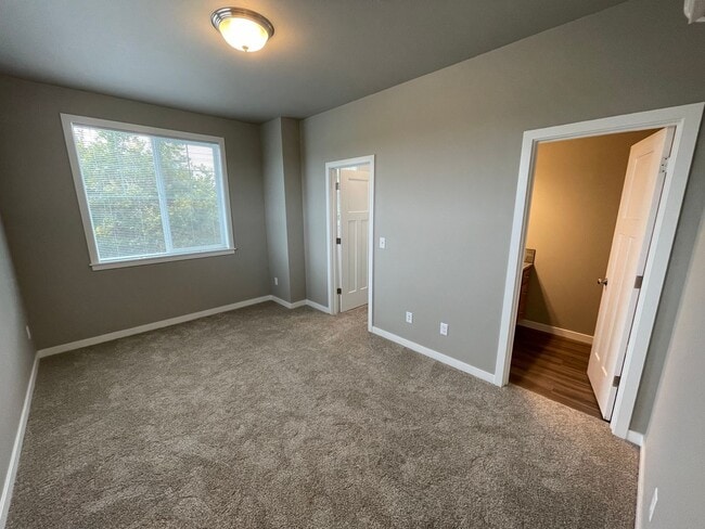 Building Photo - NEW 4 Bedroom / 4.5 Bath Duplex. A/C in every bedroom