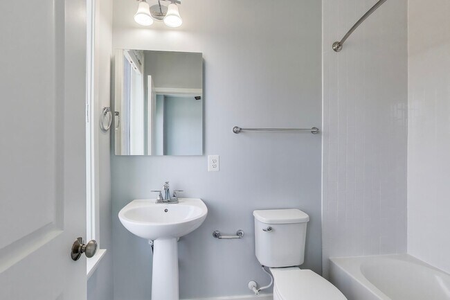 Building Photo - Stunning 3BD/3.5BA luxury 4-level townhouse in Great Location!