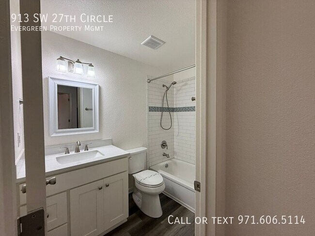 Building Photo - 913 SW 27th Cir