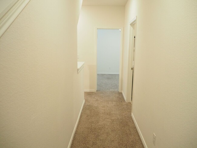 Building Photo - 3 Bed 3.5 Bath Townhouse in Lewisville