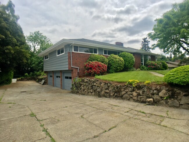 Building Photo - Stunning Milwaukie Home - Fully Updated!  ...