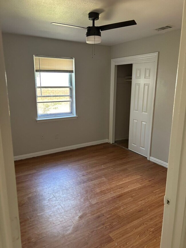 Building Photo - 2211 Granada Dr