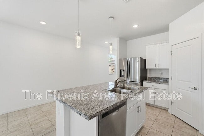 Building Photo - 40643 W Shaver Dr
