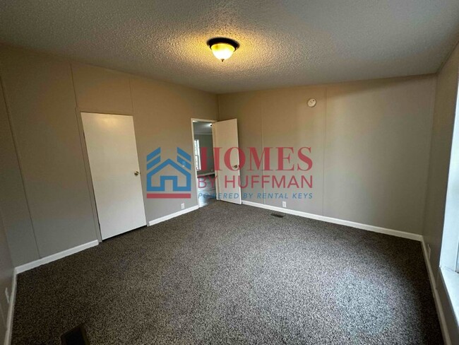 Building Photo - Three Bedroom | Two Bath House