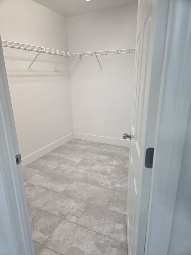 Building Photo - Fully Remodeled 3 bedroom Stallion Mountai...