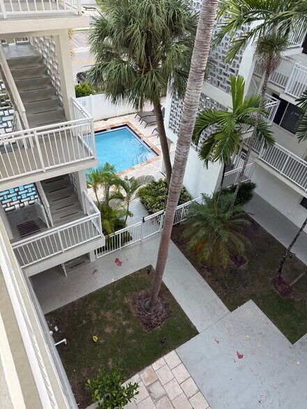 Building Photo - 10001 W Bay Harbor Dr