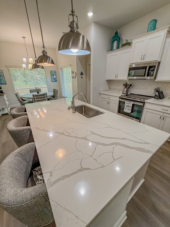 Building Photo - 2437 Hilton Dr