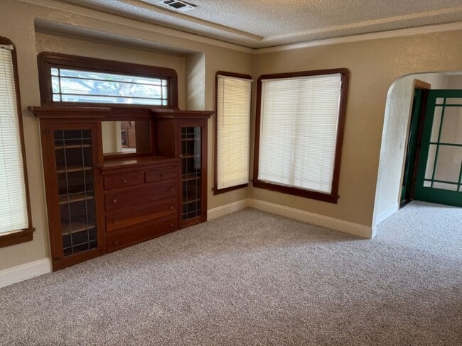 Building Photo - Rare 2 Bedroom Home Downtown Dixon *Star R...