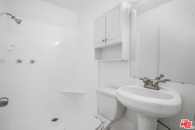 Building Photo - 1030 N Orange Grove Ave